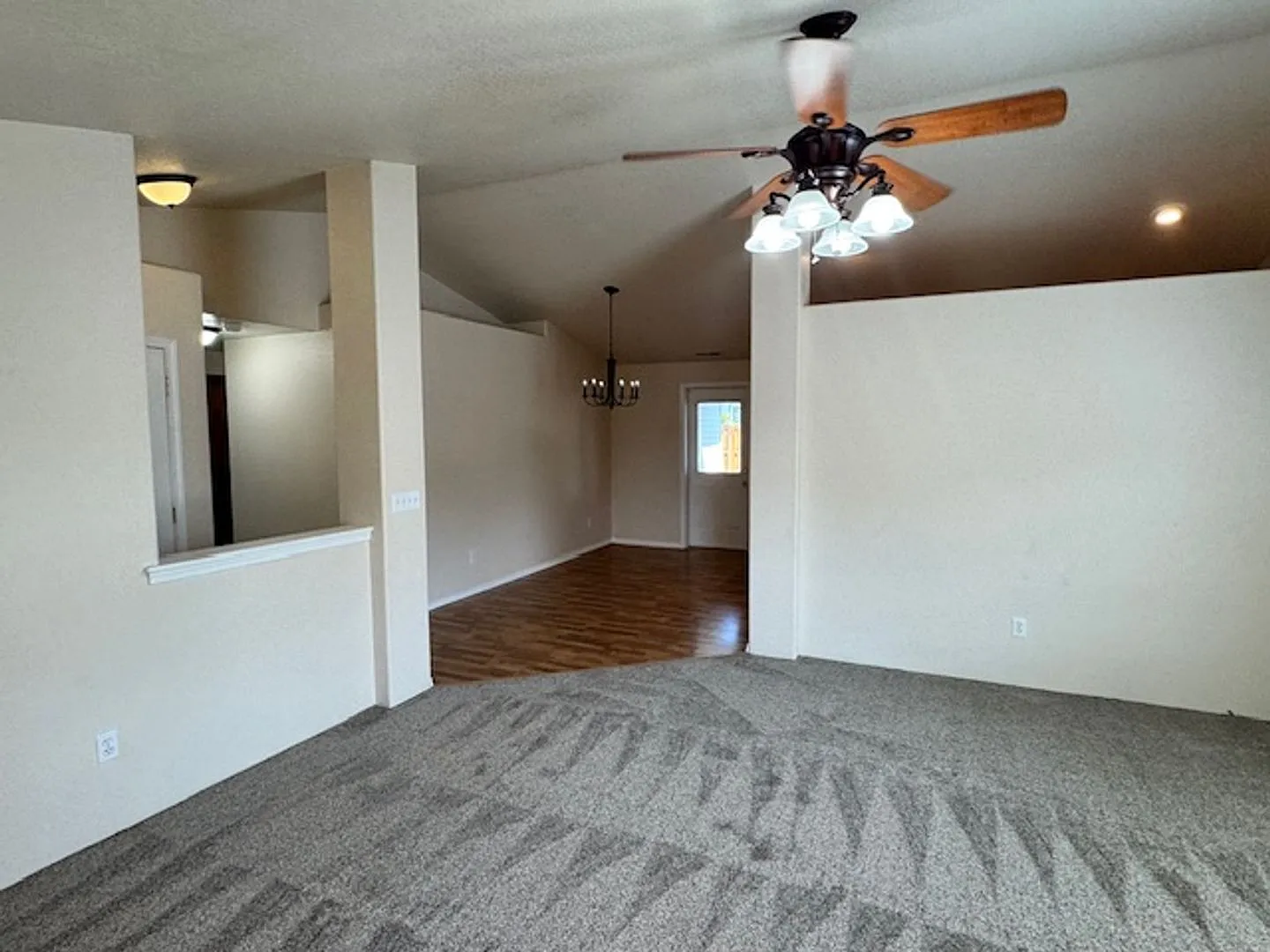 Central Point Single Level Home — Photo 4