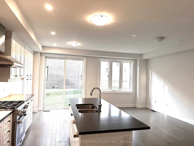 16 Donnacona Dr — Photo 5