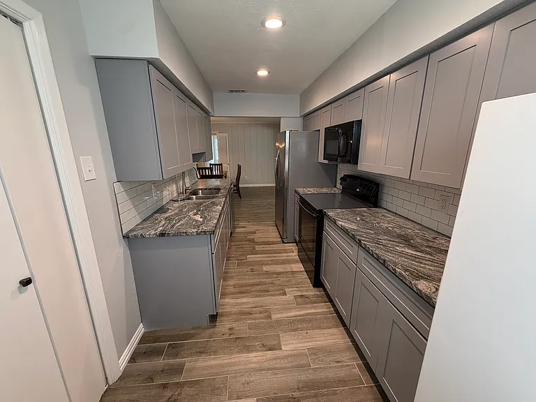715 Kindred Ln — Photo 32