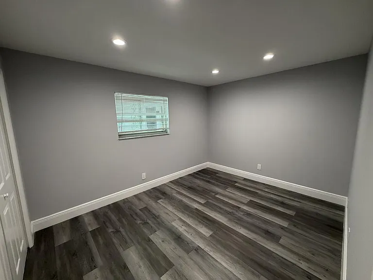 320 SW 1st St #D-4 — Photo 8