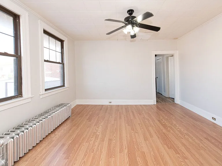 Beautifully updated Tudor style duplex. Upper unit. Large rooms. 2 balconies, private entry. Fenc... — Photo 10