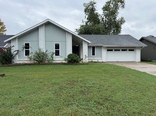 1352 E Woodgate St, Springfield, MO 65804