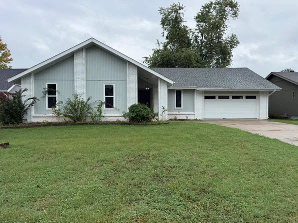 1352 E Woodgate St, Springfield, MO 65804