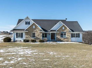 10525 Freedom Ridge Dr, Dubuque, IA 52003