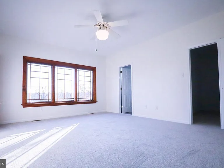 102 Waterview Dr — Photo 6