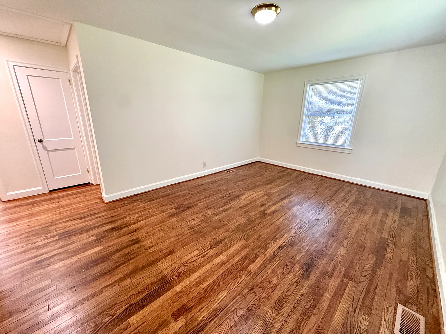 2 bed, 909 sqft, $1,800 — Photo 3