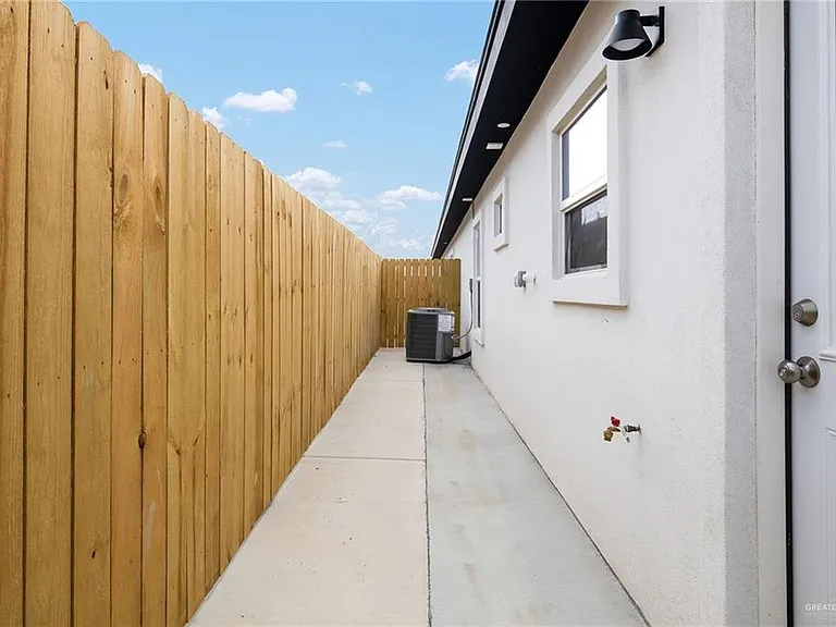 2010 Selena St #1 — Photo 13