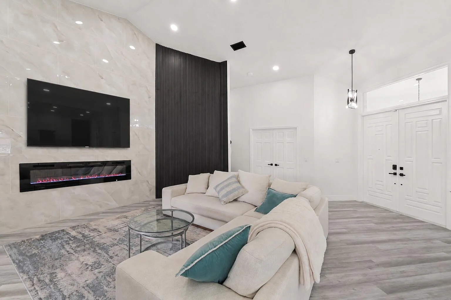 5 bed, 3.5 bath, 3072 sqft, $13,000 — Photo 2