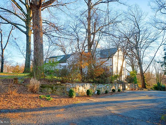 3rd image of 3235 Valley Ln