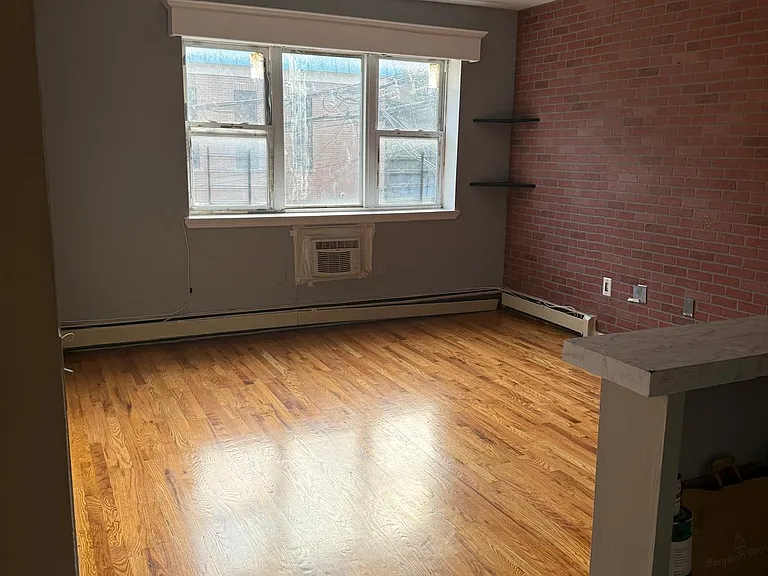 E 181st St — Photo 8