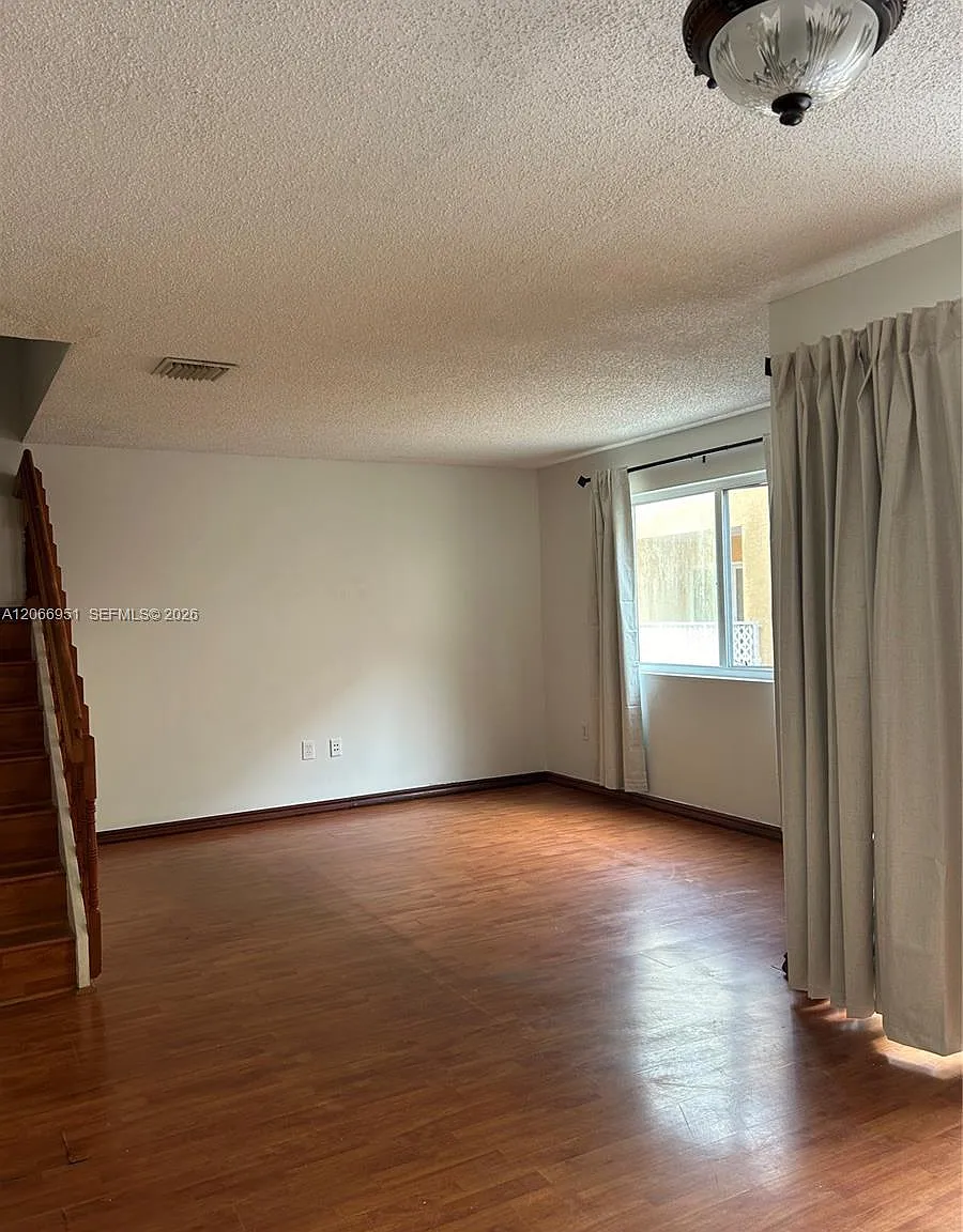 Paseo Real Condo — Photo 1
