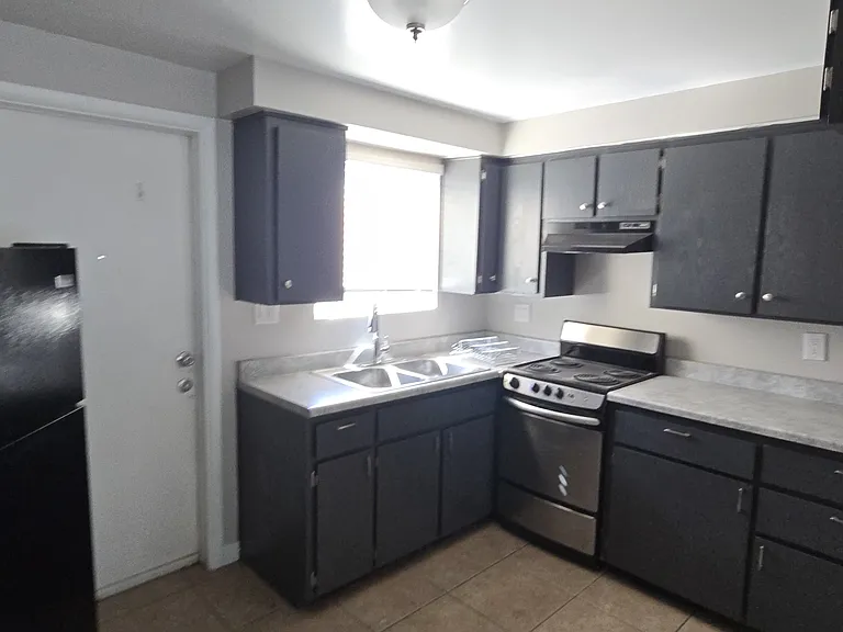 7146 N 57th Ave — Photo 3