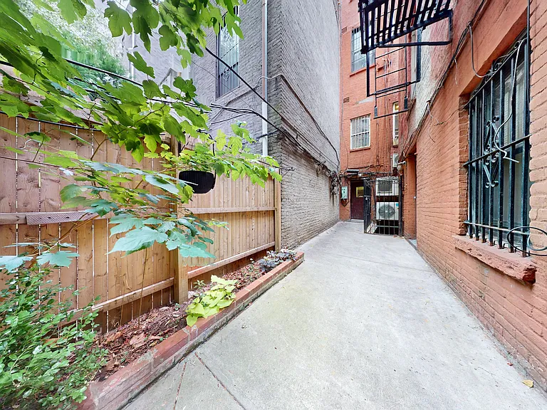 322 2nd Ave #1 — Photo 4