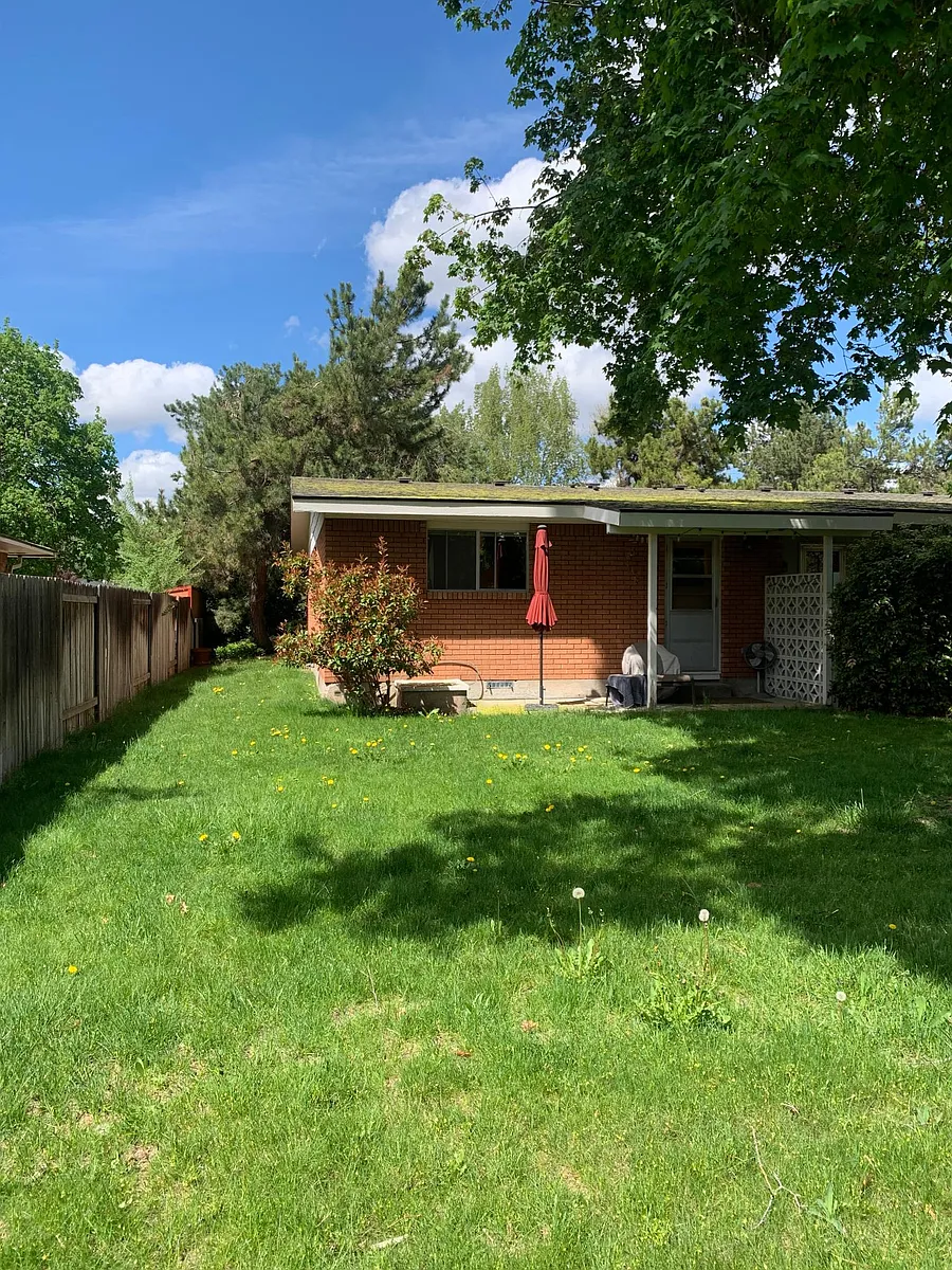 Back patio & yard - 4875 W Blaser Cir