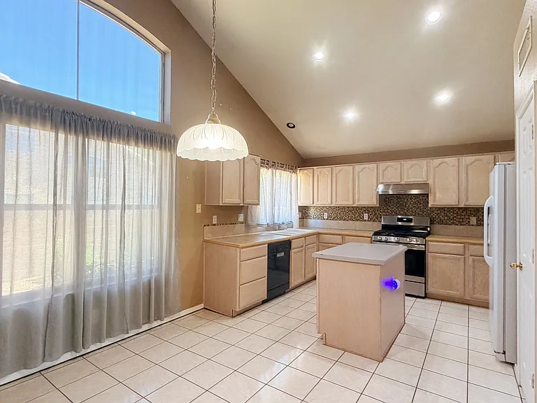 338 E Palomino Ct — Photo 10