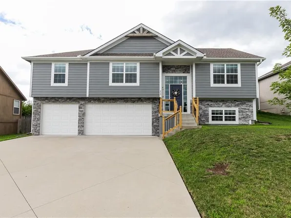 425 Spring Branch Dr, Raymore, MO 64083