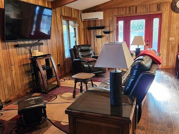 3rd image of 33 Pine Valley Rd