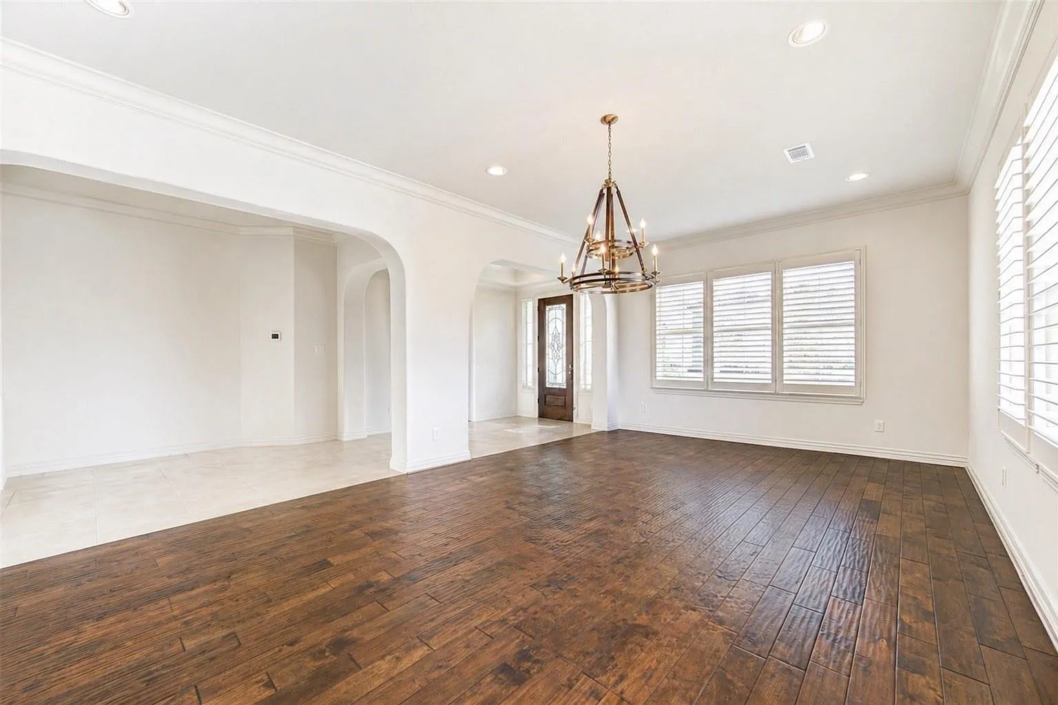 4 bed, 3.5 bath, 4682 sqft, $5,900 — Photo 3