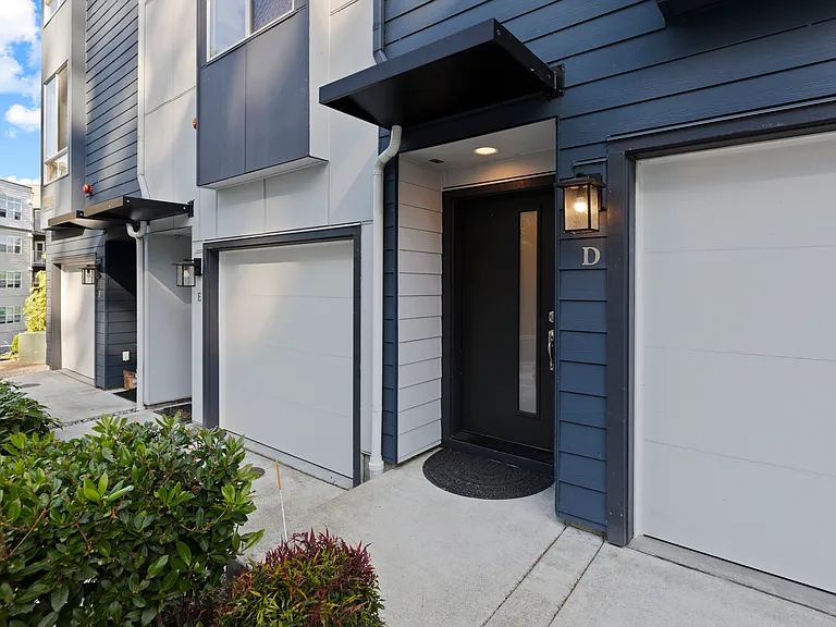 10945 NE 189th Pl #D — Photo 3