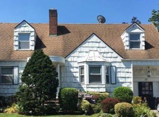 59 Berwick Rd, Hewlett, NY 11557