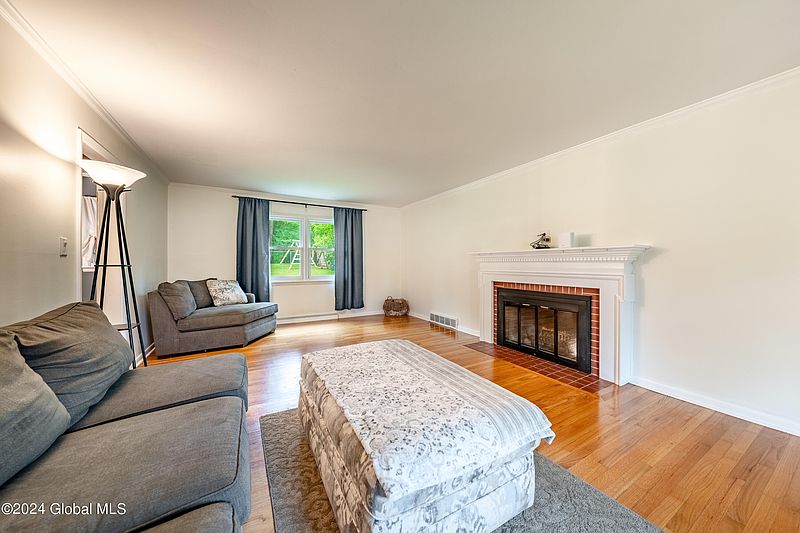 3rd image of 12 Marilyn Drive