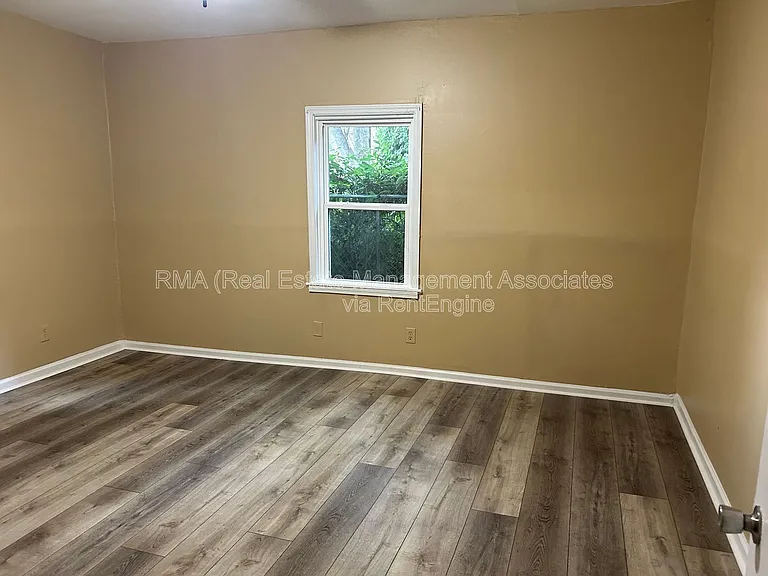 333 W College St — Photo 2