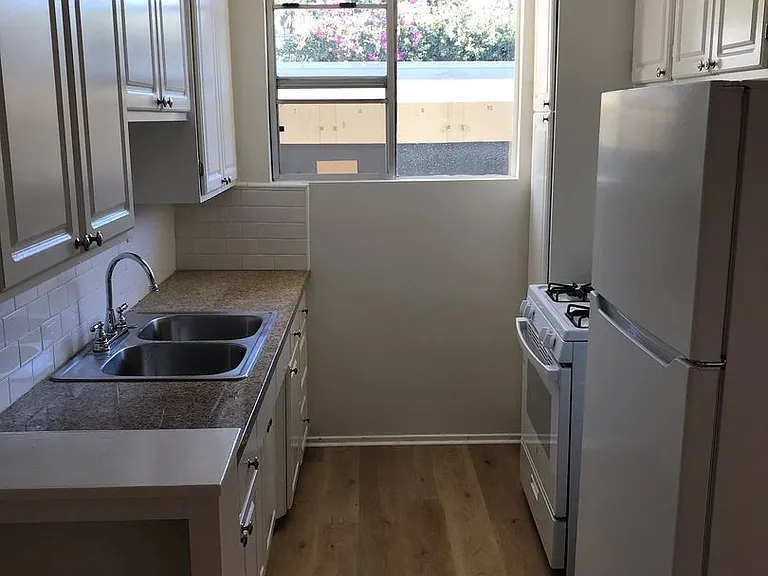 1560 N Hobart Blvd — Photo 3