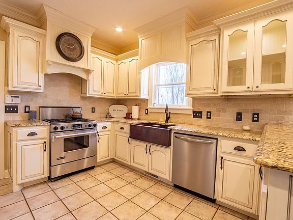 2nd image of 105 Fawn Ln
