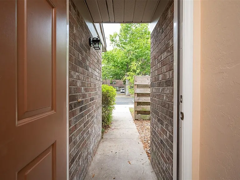 3409 NW 52nd Ter — Photo 17
