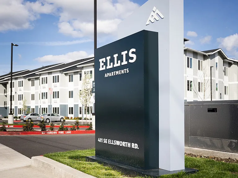 Ellis Apartments — Photo 11