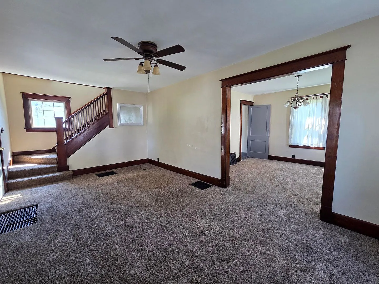 3 Bedroom 1-bathroom single family 2 story house — Photo 4