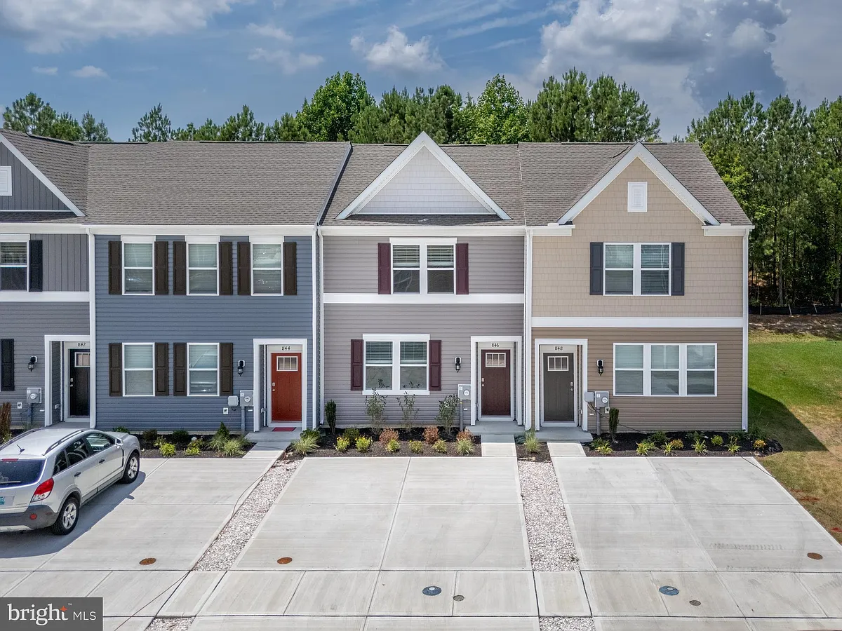 Building Photo - 846 Derwent Ln