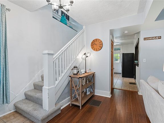 4th image of 162 Oak St