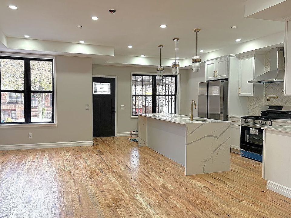 1st image of 26 E 55th St