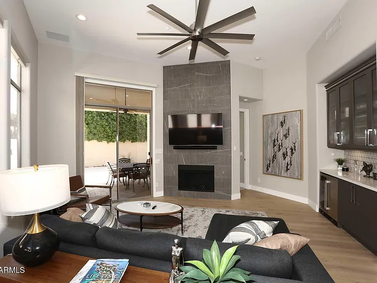 7305 E Del Acero Dr — Photo 2