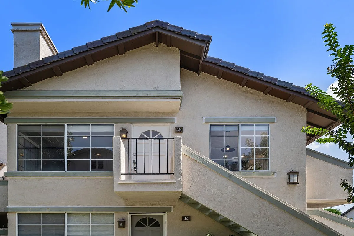 2 bed, 1.0 bath, 917 sqft, $3,350 — Photo 2
