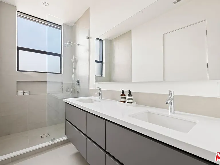 1227 N Formosa Ave #4 — Photo 9
