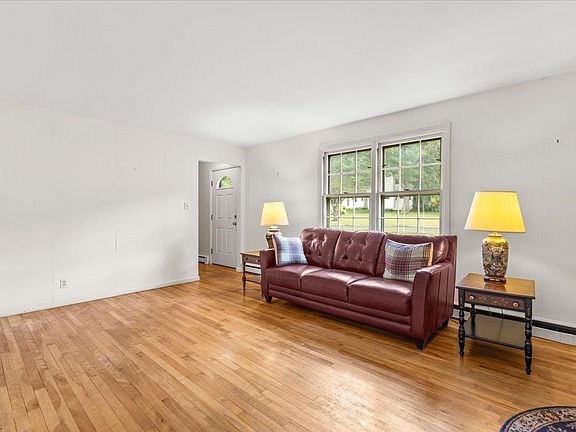 4th image of 33 Colonial Drive