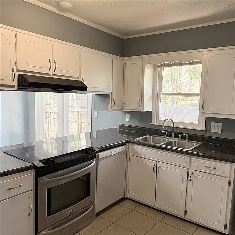 3 bed, 2.5 bath, 1249 sqft, $1,500 — Photo 3