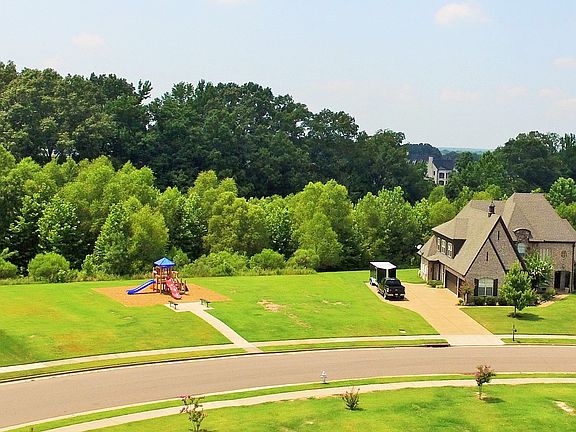 2nd image of 5961 Windsor Oak Cir