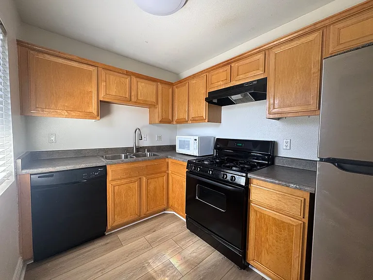 1160 E Lexington Ave E #16 — Photo 3