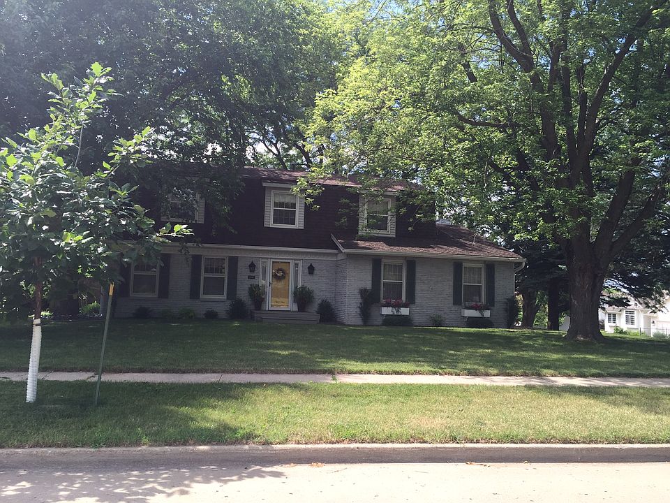 Shady front yard 