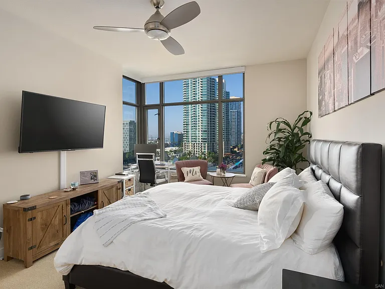 700 W East St #1303 — Photo 7