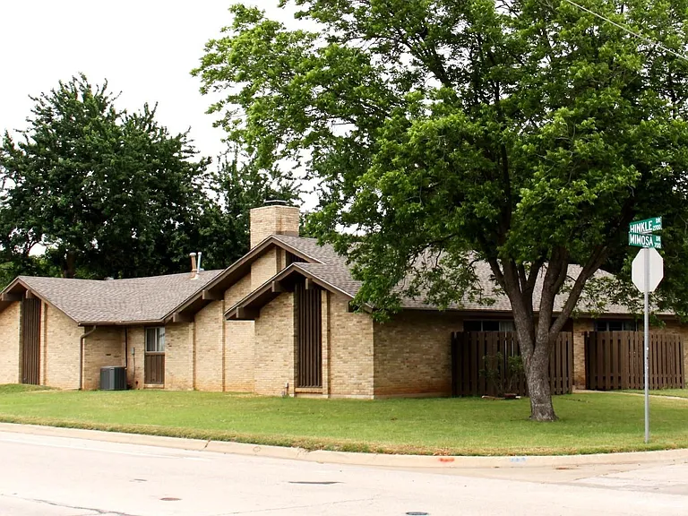 720 Mimosa Dr — Photo 1