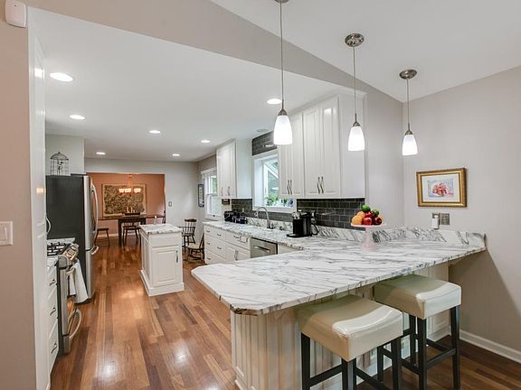 3rd image of 429 Birchwood Ct