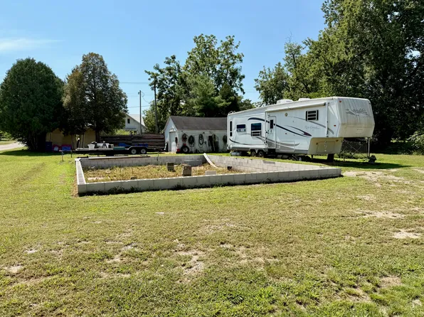 615 E Pearl St, Medaryville, IN 47957