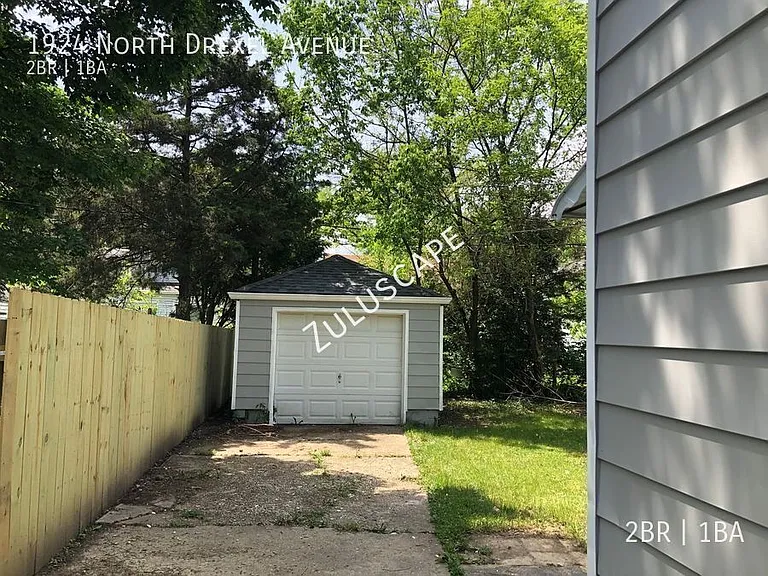 1924 N Drexel Ave — Photo 9