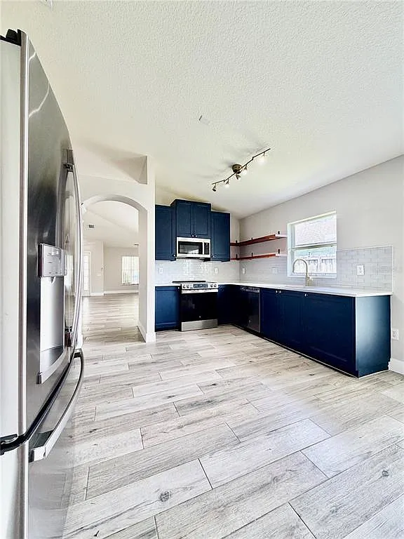 4 bed, 2.0 bath, 1956 sqft, $2,650 — Photo 4