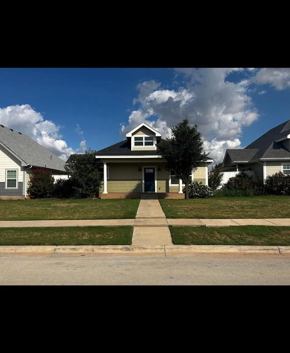 1325 Cabernet Dr — Photo 3