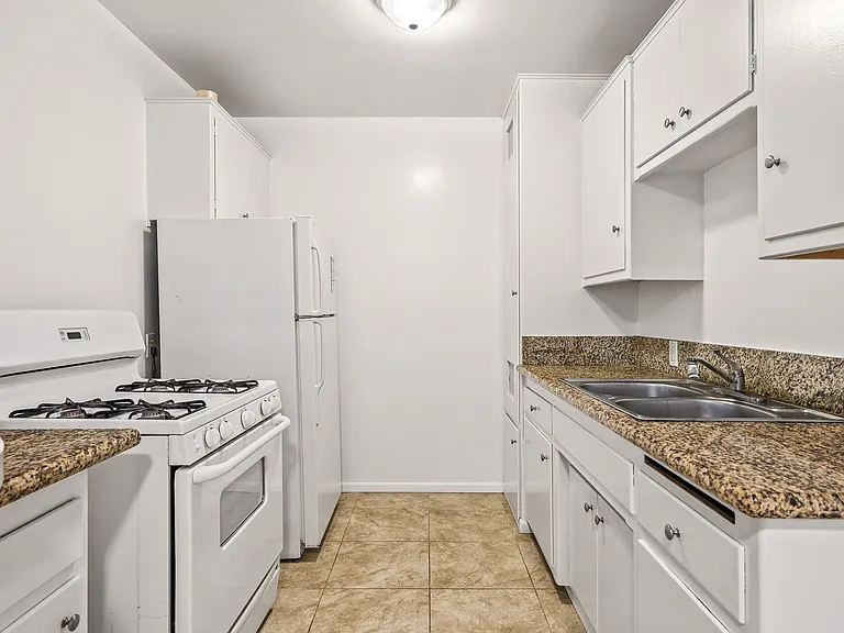 826 S Grand View St #1 — Photo 9